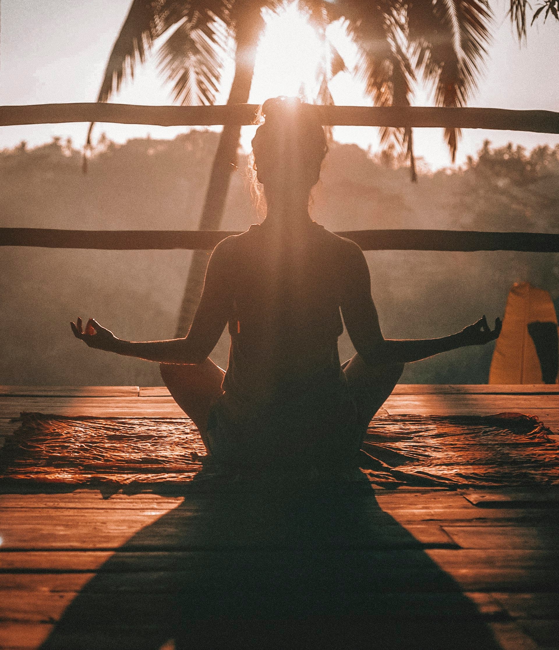 Người ngồi thiền ngoài trời lúc bình minh